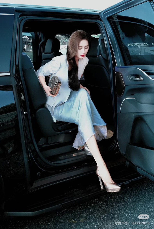 6 minh tinh bước xuống xe cũng đẹp: Lưu Diệc Phi, Triệu Lộ Tư có bằng 2 cô gái đến từ "thánh địa mỹ nhân"?- Ảnh 5.