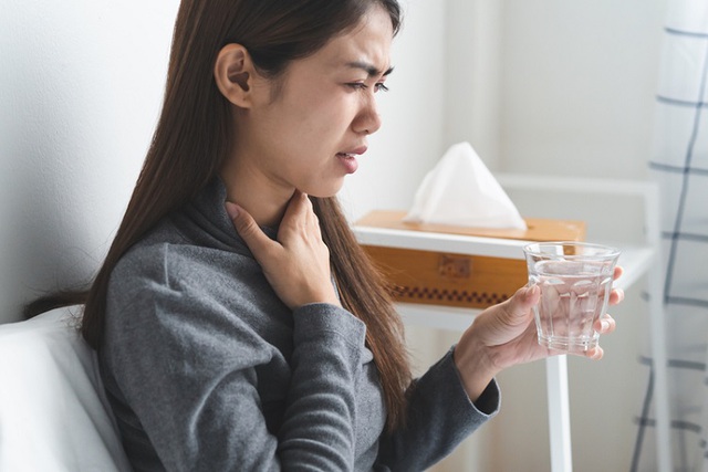 Chẳng may nhiễm biến thể COVID-19 mới, chuyên gia chỉ cách làm giảm các triệu chứng: Ăn gì khi bị đau họng? 1 Chẳng may nhiễm biến thể COVID-19 mới, chuyên gia chỉ cách làm giảm các triệu chứng: Ăn gì khi bị đau họng?