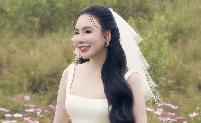 Hồ Quỳnh Hương chính thức lên xe hoa ở tuổi U40, hé lộ thông tin chú rể gây bất ngờ 1 Hồ Quỳnh Hương chính thức lên xe hoa ở tuổi U40, hé lộ thông tin chú rể gây bất ngờ ho quynh huong chinh thuc len xe hoa o tuoi u40 he lo thong tin chu re gay bat ngo
