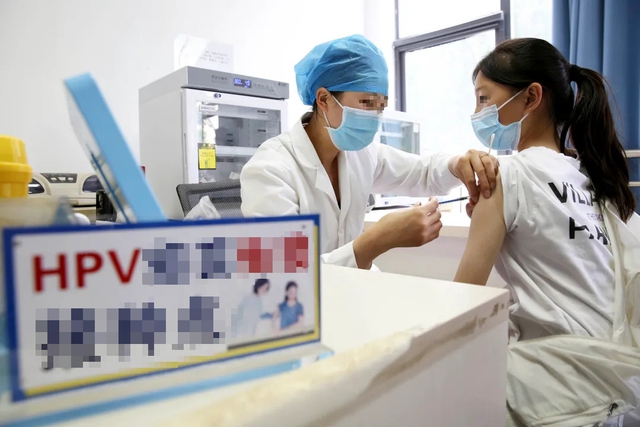 Nữ giới tiêm vắc xin HPV trong độ tuổi nào là tốt nhất? 1 Nữ giới tiêm vắc xin HPV trong độ tuổi nào là tốt nhất? nu gioi tiem vac xin hpv trong do tuoi nao la tot nhat