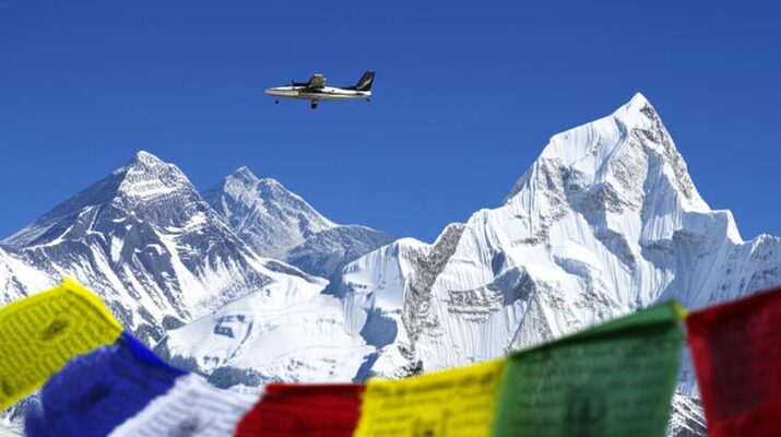 Airplane flying over Himalayas, Nepal săn vé máy bay