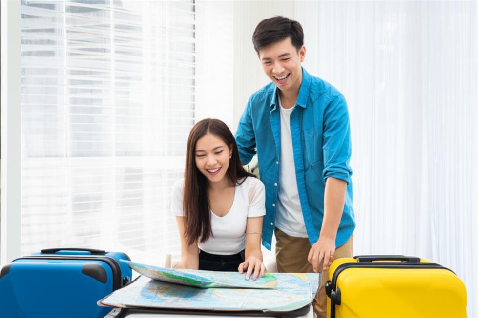 Săn Vé Máy Bay Đi Nhật Bản: Bí Kíp Tiết Kiệm Từ Chuyên Gia! 1 Couple planning Japan trip, browsing a map.