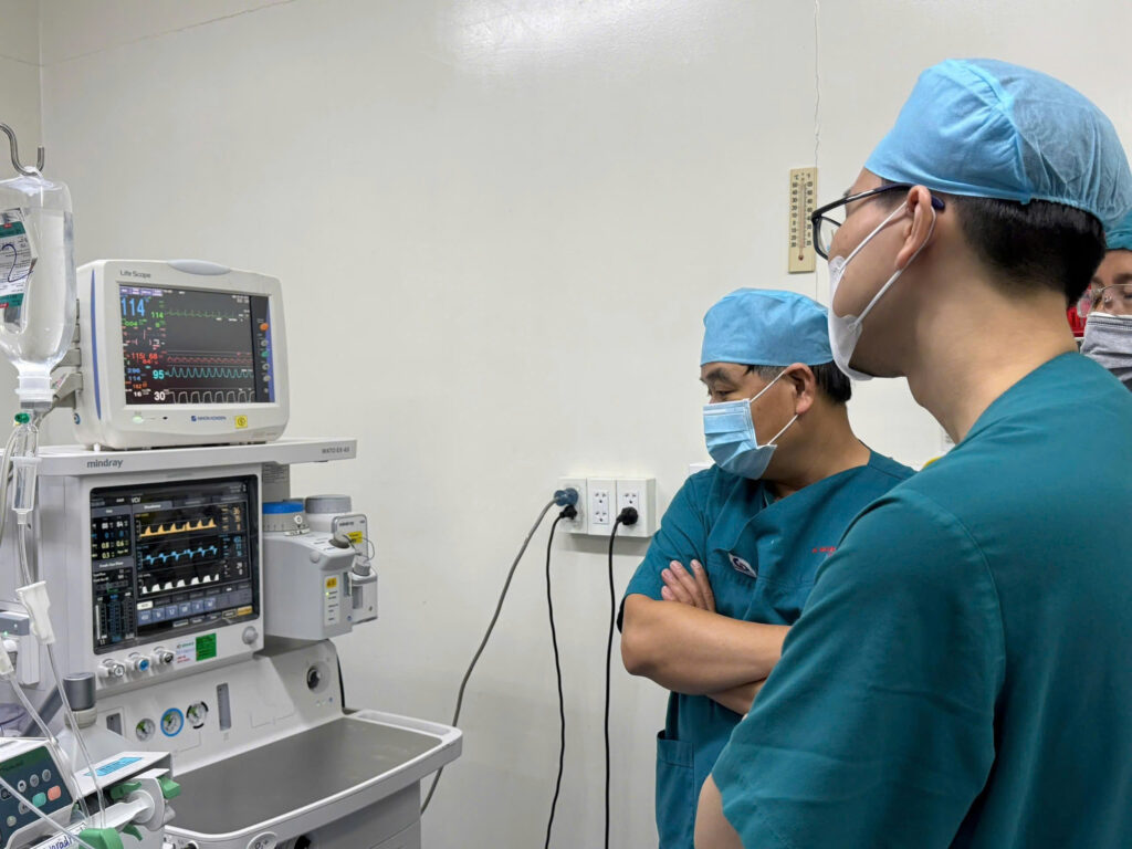 Gia đình ngậm ngùi tiễn biệt người phụ nữ qua đời vì TNGT: Trắng đêm "hồi sinh" 3 sự sống từ tim và 2 thận của người hiến chết não 1 Gia đình ngậm ngùi tiễn biệt người phụ nữ qua đời vì TNGT: Trắng đêm "hồi sinh" 3 sự sống từ tim và 2 thận của người hiến chết não