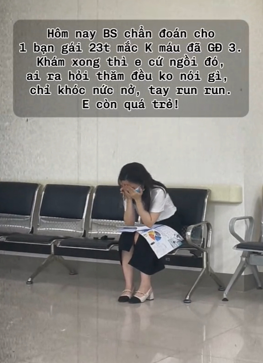Khoảnh khắc cô gái 23 tuổi bị ung thư máu ngồi khóc ở hành lang bệnh viện khiến nhiều người đau lòng: Đừng bỏ qua những dấu hiệu bệnh 1 Khoảnh khắc cô gái 23 tuổi bị ung thư máu ngồi khóc ở hành lang bệnh viện khiến nhiều người đau lòng: Đừng bỏ qua những dấu hiệu bệnh