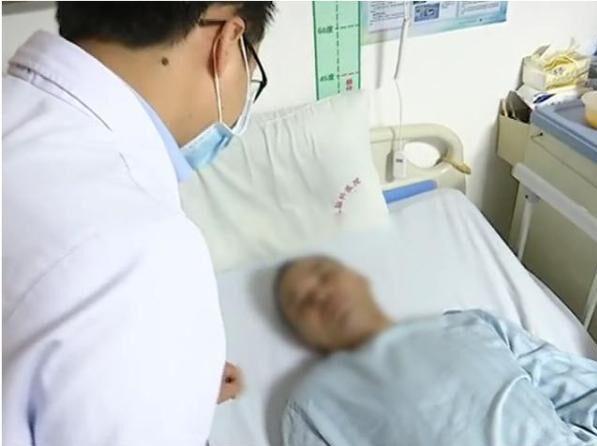 Người đàn ông hôn mê 7 ngày sau khi ăn 1 thực phẩm trong tủ lạnh, nhà nào có thì cần bỏ ngay! nguoi dan ong hon me 7 ngay sau khi an 1 thuc pham trong tu lanh nha nao co thi can bo ngay