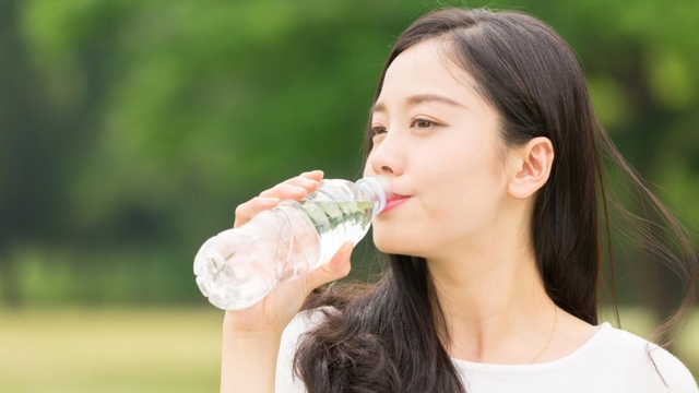 Nước ở nhiệt độ phòng hay nước lạnh tốt cho sức khỏe hơn? 1 Nước ở nhiệt độ phòng hay nước lạnh tốt cho sức khỏe hơn?