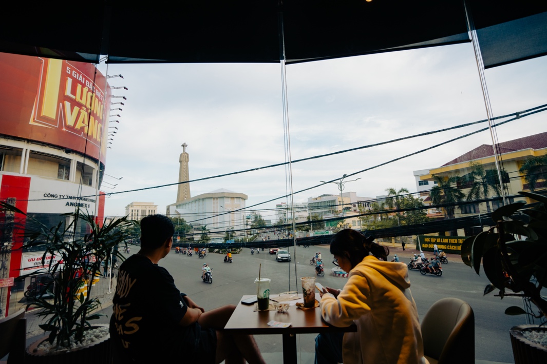 Starbucks Long Xuyên: Không gian hiện đại giữa lòng miền Tây, hút giới trẻ check-in rần rần starbucks long xuyen khong gian hien dai giua long mien tay hut gioi tre check in ran ran