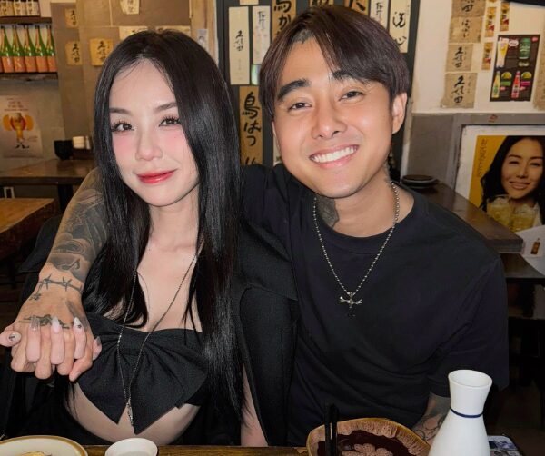 Thiệp cưới của Đạt G - Cindy Lư gây tranh luận, netizen chê màu đen giống 'đám ma', người trong cuộc đáp trả 'cực gắt' thiep cuoi cua dat g cindy lu gay tranh luan netizen che mau den giong dam ma nguoi trong cuoc dap tra cuc gat