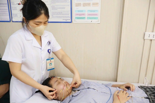 Bệnh nhi 14 tuổi bị méo miệng, lệch nhân trung do thói quen nhiều người Việt mắc phải vào mùa nắng nóng 1 Bệnh nhi 14 tuổi bị méo miệng, lệch nhân trung do thói quen nhiều người Việt mắc phải vào mùa nắng nóng