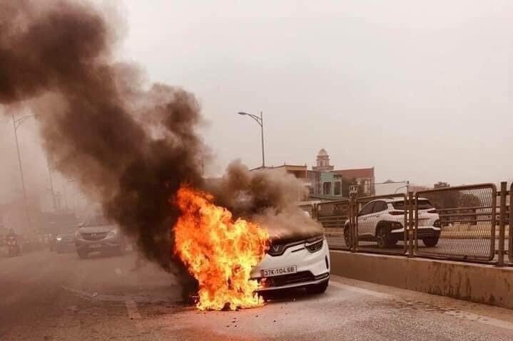 Khi xe điện bị bốc cháy, nên làm ngay những điều này!