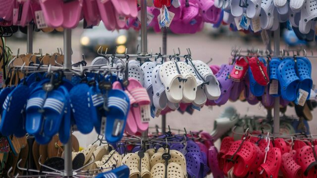 Loại "dép độc" này có thể gây dậy thì sớm ở trẻ em nhưng nhiều bố mẹ vẫn mua cho con đi!