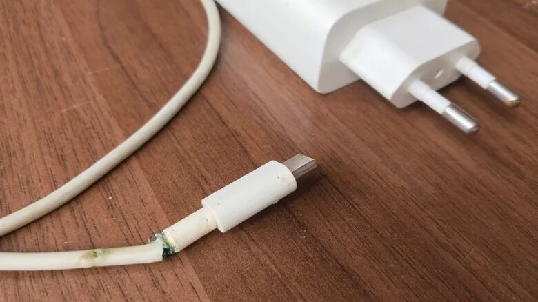 Nghèo đến mấy cũng nên mua mới, đừng tự sửa phụ kiện smartphone và laptop này ngheo den may cung nen mua moi dung tu sua phu kien smartphone va laptop nay