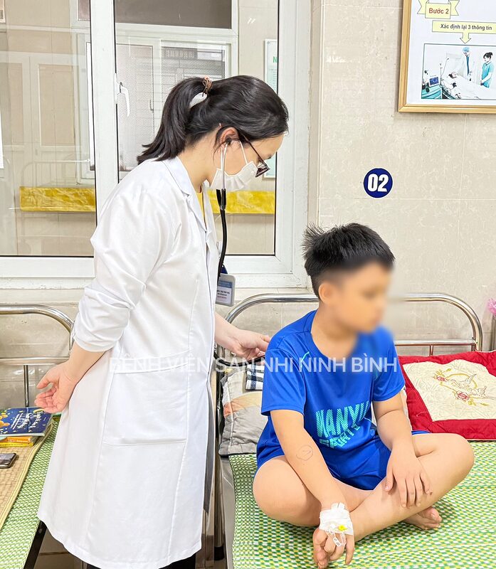 Ninh Bình: 2 trẻ nhập viện nghi do ngộ độc khí trong ô tô sau 1 giờ trên xe ninh binh 2 tre nhap vien nghi do ngo doc khi trong o to sau 1 gio tren