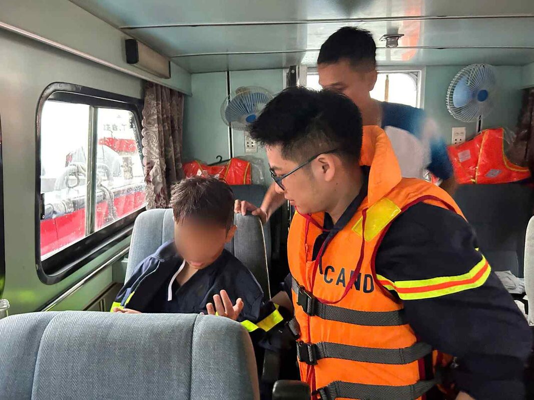 Sức khoẻ của bé trai 10 tuổi được cứu sống trong vụ lật tàu hiện ra sao? 1 Sức khoẻ của bé trai 10 tuổi được cứu sống trong vụ lật tàu hiện ra sao?