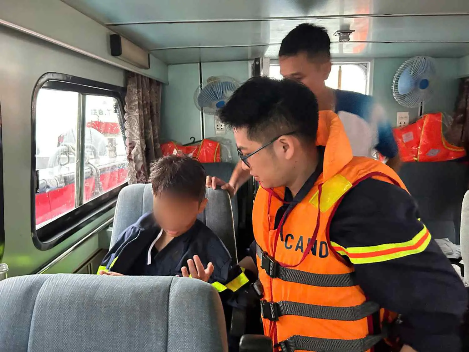 Sức khoẻ của bé trai 10 tuổi được cứu sống trong vụ lật tàu hiện ra sao? suc khoe cua be trai 10 tuoi duoc cuu song trong vu lat tau hien ra sao